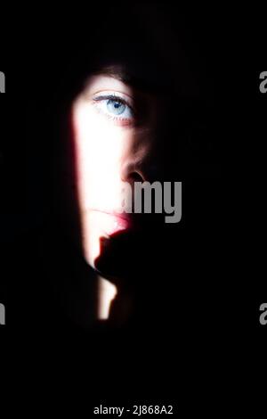 La lumière se diffuse sur le visage de la femme Banque D'Images