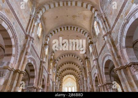 VEZELAY, FRANCE, 13 AVRIL 2022 : intérieurs et détails architecturaux de l'abbaye Saint Mary Magadalene Banque D'Images