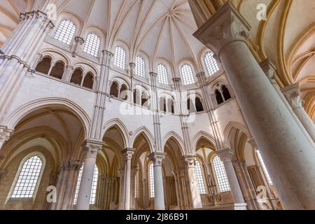 VEZELAY, FRANCE, 13 AVRIL 2022 : intérieurs et détails architecturaux de l'abbaye Saint Mary Magadalene Banque D'Images