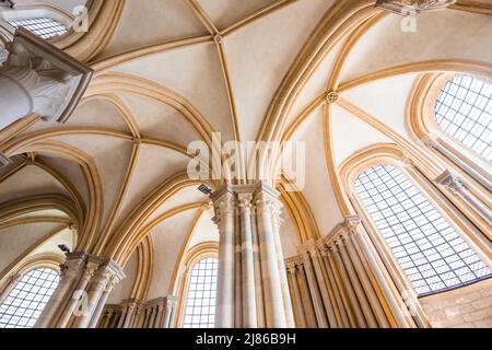 VEZELAY, FRANCE, 13 AVRIL 2022 : intérieurs et détails architecturaux de l'abbaye Saint Mary Magadalene Banque D'Images