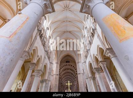 VEZELAY, FRANCE, 13 AVRIL 2022 : intérieurs et détails architecturaux de l'abbaye Saint Mary Magadalene Banque D'Images