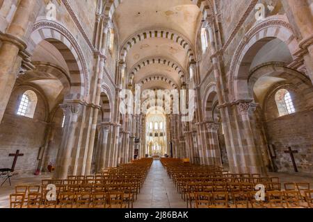 VEZELAY, FRANCE, 13 AVRIL 2022 : intérieurs et détails architecturaux de l'abbaye Saint Mary Magadalene Banque D'Images