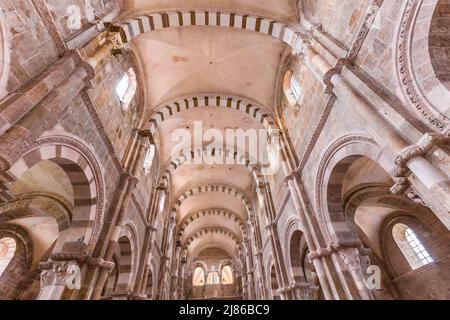 VEZELAY, FRANCE, 13 AVRIL 2022 : intérieurs et détails architecturaux de l'abbaye Saint Mary Magadalene Banque D'Images