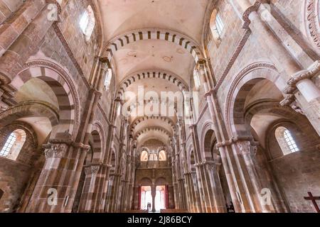 VEZELAY, FRANCE, 13 AVRIL 2022 : intérieurs et détails architecturaux de l'abbaye Saint Mary Magadalene Banque D'Images