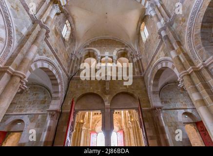 VEZELAY, FRANCE, 13 AVRIL 2022 : intérieurs et détails architecturaux de l'abbaye Saint Mary Magadalene Banque D'Images