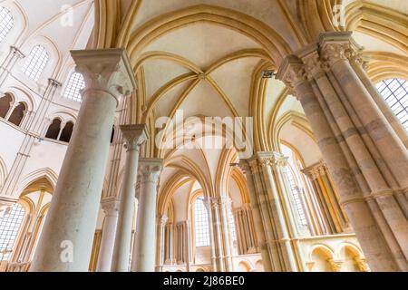 VEZELAY, FRANCE, 13 AVRIL 2022 : intérieurs et détails architecturaux de l'abbaye Saint Mary Magadalene Banque D'Images