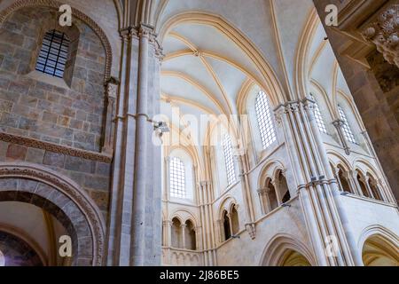 VEZELAY, FRANCE, 13 AVRIL 2022 : intérieurs et détails architecturaux de l'abbaye Saint Mary Magadalene Banque D'Images