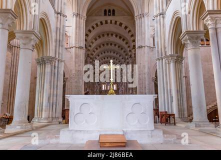 VEZELAY, FRANCE, 13 AVRIL 2022 : intérieurs et détails architecturaux de l'abbaye Saint Mary Magadalene Banque D'Images