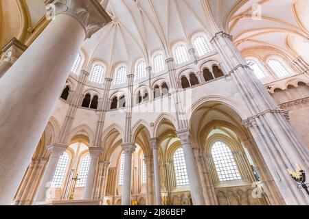 VEZELAY, FRANCE, 13 AVRIL 2022 : intérieurs et détails architecturaux de l'abbaye Saint Mary Magadalene Banque D'Images