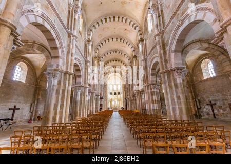 VEZELAY, FRANCE, 13 AVRIL 2022 : intérieurs et détails architecturaux de l'abbaye Saint Mary Magadalene Banque D'Images