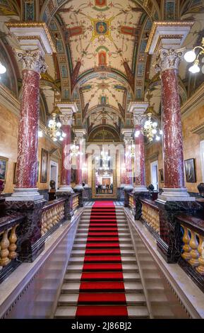 Budapest, Hongrie. Intérieur de l'Opéra royal d'État hongrois, l'un des plus beaux d'Europe. Banque D'Images