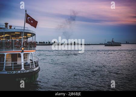 Istanbul, Turquie. 09th mai 2019. Vue sur un ferry amarré et un ferry arrivant au coucher du soleil sur la rive est d'Istanbul. Le transport maritime par ferry est une spécificité d'Istanbul. Malgré le tunnel le plus profond du monde sous le Bosphore pour le métro et l'inauguration du nouveau 'Canakkale 1915 Bridge' en mars 2022, la population et les 2019 nouveaux élus maire d'Istanbul font la promotion du transport maritime pour soulager la circulation routière et réduire les émissions de CO2. (Photo de Laurent Coust/SOPA Images/Sipa USA) crédit: SIPA USA/Alay Live News Banque D'Images