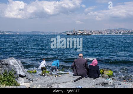 Istanbul, Turquie. 09th mai 2019. Une famille profite du soleil lorsqu'un ferry transporte des voitures et des passagers. Le transport maritime par ferry est une spécificité d'Istanbul. Malgré le tunnel le plus profond du monde sous le Bosphore pour le métro et l'inauguration du nouveau 'Canakkale 1915 Bridge' en mars 2022, la population et les 2019 nouveaux élus maire d'Istanbul font la promotion du transport maritime pour soulager la circulation routière et réduire les émissions de CO2. (Photo de Laurent Coust/SOPA Images/Sipa USA) crédit: SIPA USA/Alay Live News Banque D'Images