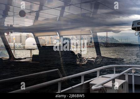 Istanbul, Turquie. 09th mai 2019. Un chauffeur de ferry vu dans son cockpit. Le transport maritime par ferry est une spécificité d'Istanbul. Malgré le tunnel le plus profond du monde sous le Bosphore pour le métro et l'inauguration du nouveau 'Canakkale 1915 Bridge' en mars 2022, la population et les 2019 nouveaux élus maire d'Istanbul font la promotion du transport maritime pour soulager la circulation routière et réduire les émissions de CO2. (Photo de Laurent Coust/SOPA Images/Sipa USA) crédit: SIPA USA/Alay Live News Banque D'Images