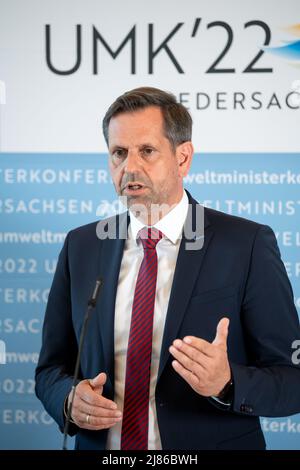 Wilhelmshaven, Allemagne. 13th mai 2022. OLAF Lies (SPD), ministre de l'Environnement de Basse-Saxe, donne une conférence de presse. Après les délibérations de la Conférence des ministres de l'Environnement des gouvernements fédéral et des États à Wilhelmshaven, les premiers résultats de la réunion ont été présentés. Credit: Sina Schuldt/dpa/Alay Live News Banque D'Images