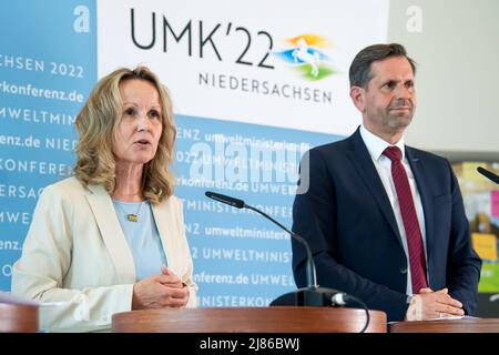 Wilhelmshaven, Allemagne. 13th mai 2022. Steffi Lemke (Bündnis 90/Die Grünen, l), ministre fédéral de l'Environnement, et OLAF Lies (SPD), ministre de l'Environnement de Basse-Saxe, donnent une conférence de presse. Les premiers résultats de la réunion ont été présentés à la suite des délibérations de la Conférence des ministres de l'environnement des gouvernements fédéral et des États à Wilhelmshaven. Credit: Sina Schuldt/dpa/Alay Live News Banque D'Images