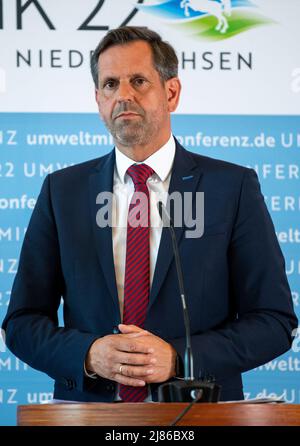 Wilhelmshaven, Allemagne. 13th mai 2022. OLAF Lies (SPD), ministre de l'Environnement de Basse-Saxe, prend la parole lors de la conférence de presse. À la suite des délibérations de la Conférence des ministres de l'environnement des gouvernements fédéral et des États à Wilhelmshaven, les premiers résultats de la réunion ont été présentés. Credit: Melissa Erichsen/dpa/Alay Live News Banque D'Images