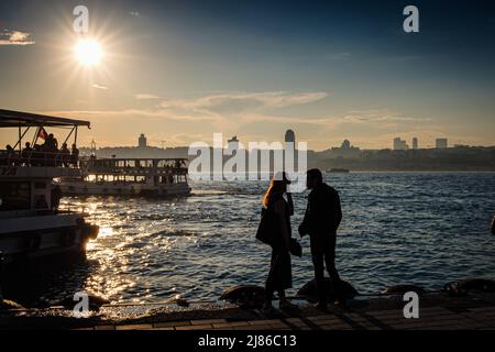 Istanbul, Turquie. 11th mai 2019. Un couple sur les quais attendant l'arrivée du ferry. Le transport maritime par ferry est une spécificité d'Istanbul. Malgré le tunnel le plus profond du monde sous le Bosphore pour le métro et l'inauguration du nouveau 'Canakkale 1915 Bridge' en mars 2022, la population et les 2019 nouveaux élus maire d'Istanbul font la promotion du transport maritime pour soulager la circulation routière et réduire les émissions de CO2. (Photo de Laurent Coust/SOPA Images/Sipa USA) crédit: SIPA USA/Alay Live News Banque D'Images