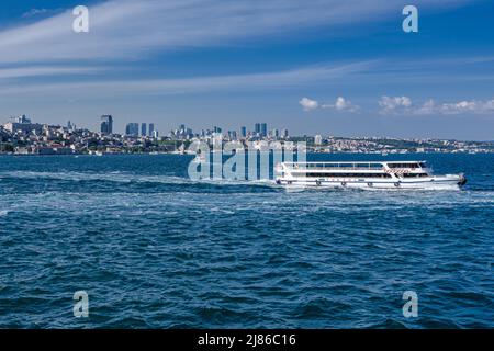 Istanbul, Turquie. 09th mai 2019. Un ferry navigue rapidement avec la vue sur les quartiers modernes de la rive est d'Istanbul. Le transport maritime par ferry est une spécificité d'Istanbul. Malgré le tunnel le plus profond du monde sous le Bosphore pour le métro et l'inauguration du nouveau 'Canakkale 1915 Bridge' en mars 2022, la population et les 2019 nouveaux élus maire d'Istanbul font la promotion du transport maritime pour soulager la circulation routière et réduire les émissions de CO2. (Photo de Laurent Coust/SOPA Images/Sipa USA) crédit: SIPA USA/Alay Live News Banque D'Images