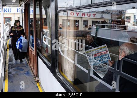 Istanbul, Turquie. 09th mai 2019. Une femme âgée se met sur le ferry tandis qu'un passager au premier plan lit un journal. Le transport maritime par ferry est une spécificité d'Istanbul. Malgré le tunnel le plus profond du monde sous le Bosphore pour le métro et l'inauguration du nouveau 'Canakkale 1915 Bridge' en mars 2022, la population et les 2019 nouveaux élus maire d'Istanbul font la promotion du transport maritime pour soulager la circulation routière et réduire les émissions de CO2. (Photo de Laurent Coust/SOPA Images/Sipa USA) crédit: SIPA USA/Alay Live News Banque D'Images