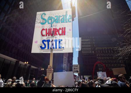 Rallye Pro-Choice sur la Federal Plaza de Chicago avec une marche à travers le Loop. Des milliers de manifestants de Chicago se sont rassemblés pour protester contre le projet de décision de la Cour suprême, publié lundi 2nd mai, qui annulerait la décision Roe c. Wade de 1973 qui reconnaissait le droit constitutionnel d'une femme de mettre fin à sa grossesse. Banque D'Images