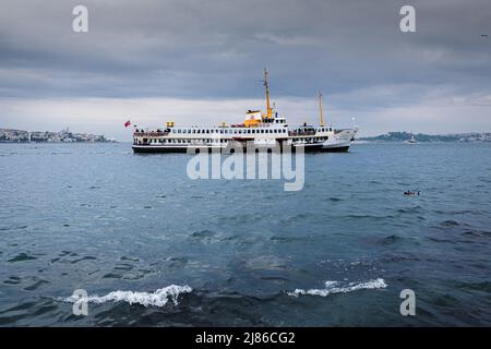 Istanbul, Turquie. 10th mai 2019. Un ferry au milieu du détroit du Bosphore est vu sous la tempête à venir. Le transport maritime par ferry est une spécificité d'Istanbul. Malgré le tunnel le plus profond du monde sous le Bosphore pour le métro et l'inauguration du nouveau ''Canakkale 1915 Bridge'' en mars 2022, la population et les 2019 nouveaux élus maire d'Istanbul font la promotion du transport maritime pour soulager le trafic routier et réduire les émissions de CO2. (Credit image: © Laurent Coust/SOPA Images via ZUMA Press Wire) Banque D'Images