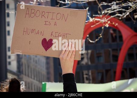 Rallye Pro-Choice sur la Federal Plaza de Chicago avec une marche à travers le Loop. Des milliers de manifestants de Chicago se sont rassemblés pour protester contre le projet de décision de la Cour suprême, publié lundi 2nd mai, qui annulerait la décision Roe c. Wade de 1973 qui reconnaissait le droit constitutionnel d'une femme de mettre fin à sa grossesse. Banque D'Images