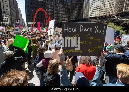 Rallye Pro-Choice sur la Federal Plaza de Chicago avec une marche à travers le Loop. Des milliers de manifestants de Chicago se sont rassemblés pour protester contre le projet de décision de la Cour suprême, publié lundi 2nd mai, qui annulerait la décision Roe c. Wade de 1973 qui reconnaissait le droit constitutionnel d'une femme de mettre fin à sa grossesse. Banque D'Images