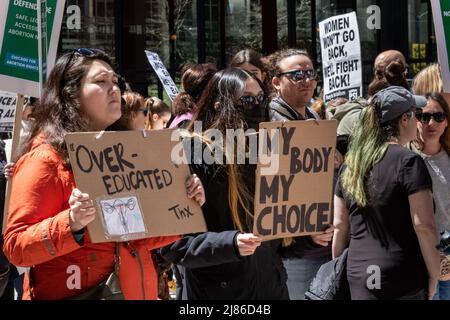 Rallye Pro-Choice sur la Federal Plaza de Chicago avec une marche à travers le Loop. Des milliers de manifestants de Chicago se sont rassemblés pour protester contre le projet de décision de la Cour suprême, publié lundi 2nd mai, qui annulerait la décision Roe c. Wade de 1973 qui reconnaissait le droit constitutionnel d'une femme de mettre fin à sa grossesse. Banque D'Images