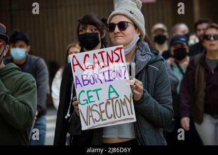 Rallye Pro-Choice sur la Federal Plaza de Chicago avec une marche à travers le Loop. Des milliers de manifestants de Chicago se sont rassemblés pour protester contre le projet de décision de la Cour suprême, publié lundi 2nd mai, qui annulerait la décision Roe c. Wade de 1973 qui reconnaissait le droit constitutionnel d'une femme de mettre fin à sa grossesse. Banque D'Images