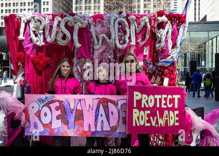 Rallye Pro-Choice sur la Federal Plaza de Chicago avec une marche à travers le Loop. Des milliers de manifestants de Chicago se sont rassemblés pour protester contre le projet de décision de la Cour suprême, publié lundi 2nd mai, qui annulerait la décision Roe c. Wade de 1973 qui reconnaissait le droit constitutionnel d'une femme de mettre fin à sa grossesse. Banque D'Images