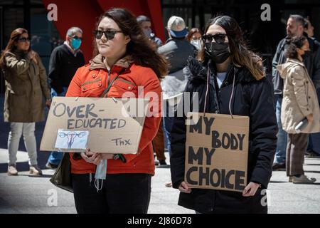 Rallye Pro-Choice sur la Federal Plaza de Chicago avec une marche à travers le Loop. Des milliers de manifestants de Chicago se sont rassemblés pour protester contre le projet de décision de la Cour suprême, publié lundi 2nd mai, qui annulerait la décision Roe c. Wade de 1973 qui reconnaissait le droit constitutionnel d'une femme de mettre fin à sa grossesse. Banque D'Images