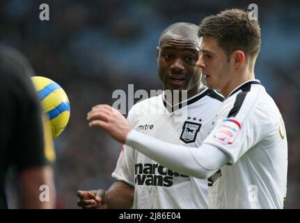 1st janvier 2013 - FA Cup football - Aston Villa vs. Ville d'Ipswich - Aaron Cresswell de la ville d'Ipswich et Nigel Reo-Coker de la ville d'Ipswich - photo: Paul Roberts / Pathos. Banque D'Images