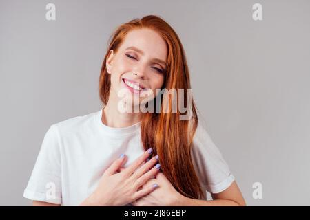 bonne redhair ginger femme en studio fond de cœur sentiment merci Banque D'Images