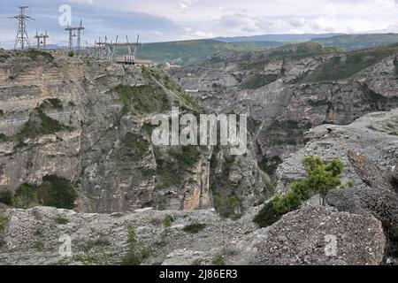 Barrage de la centrale hydroélectrique d'Chirkey au Daghestan, la Russie. Banque D'Images