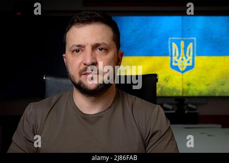 Kiev, Ukraine. 12th mai 2022. Le président ukrainien Volodymyr Zelenskyy, prononce son discours quotidien par liaison vidéo au peuple ukrainien le 78th jour de l’invasion russe depuis son bureau sécurisé, le 12 mai 2022 à Kiev, en Ukraine. Credit: Présidence de l'Ukraine/Présidence de l'Ukraine/Alamy Live News Banque D'Images