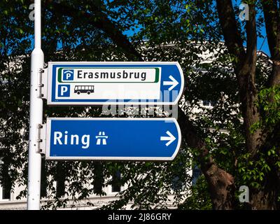 Rotterdam, pays-Bas - 28 avril 2022 : panneaux de signalisation à Rotterdam indiquant la direction d'un périphérique et d'un pont Erasmus Banque D'Images