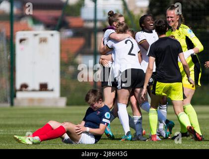 Zenica, Bosnie-Herzégovine, 12th mai 2022. Les joueurs d'Allemagne célèbrent la victoire lors du championnat 2022 semi-finale de l'UEFA féminin des moins de 17 ans entre l'Allemagne U17 et la France U17 au centre d'entraînement de football FF BH à Zenica, Bosnie-Herzégovine. 12 mai 2022. Crédit : Nikola Krstic/Alay Banque D'Images