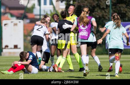 Zenica, Bosnie-Herzégovine, 12th mai 2022. Les joueurs d'Allemagne célèbrent la victoire lors du championnat 2022 semi-finale de l'UEFA féminin des moins de 17 ans entre l'Allemagne U17 et la France U17 au centre d'entraînement de football FF BH à Zenica, Bosnie-Herzégovine. 12 mai 2022. Crédit : Nikola Krstic/Alay Banque D'Images