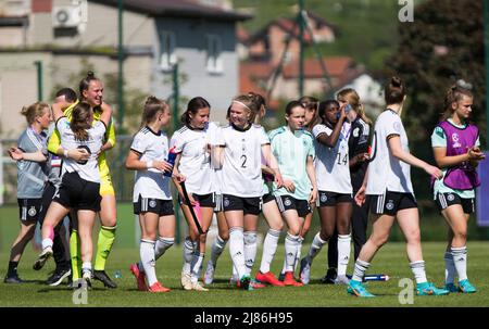 Zenica, Bosnie-Herzégovine, 12th mai 2022. Les joueurs d'Allemagne célèbrent la victoire lors du championnat 2022 semi-finale de l'UEFA féminin des moins de 17 ans entre l'Allemagne U17 et la France U17 au centre d'entraînement de football FF BH à Zenica, Bosnie-Herzégovine. 12 mai 2022. Crédit : Nikola Krstic/Alay Banque D'Images