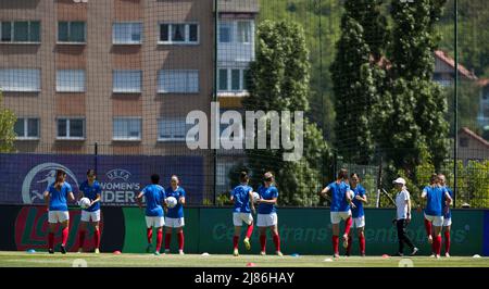 Zenica, Bosnie-Herzégovine, 12th mai 2022. Les joueurs de France s'échauffent lors du championnat 2022 semi-finale de l'UEFA féminin des moins de 17 ans entre l'Allemagne U17 et la France U17 au centre d'entraînement de football FF BH à Zenica, Bosnie-Herzégovine. 12 mai 2022. Crédit : Nikola Krstic/Alay Banque D'Images