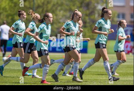 Zenica, Bosnie-Herzégovine, 12th mai 2022. Les joueurs de l'Allemagne s'échauffent lors du Championnat des femmes de moins de 17 ans 2022 semi-finale de l'UEFA entre l'Allemagne U17 et la France U17 au centre d'entraînement de football FF BH à Zenica, Bosnie-Herzégovine. 12 mai 2022. Crédit : Nikola Krstic/Alay Banque D'Images