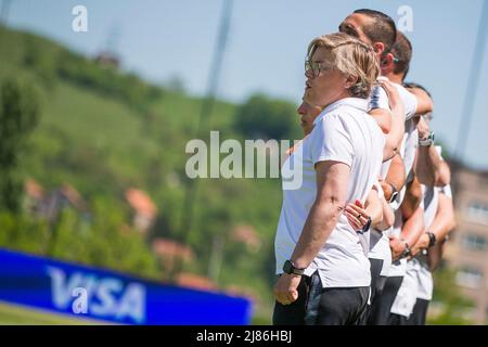 Zenica, Bosnie-Herzégovine, 12th mai 2022. L'entraîneur en chef Cecile Locatelli de France regarde pendant l'hymne national pendant le Championnat des femmes de l'UEFA des moins de 17 ans 2022 demi-finale entre l'Allemagne U17 et la France U17 au Centre d'entraînement de football FF BH à Zenica, en Bosnie-Herzégovine. 12 mai 2022. Crédit : Nikola Krstic/Alay Banque D'Images