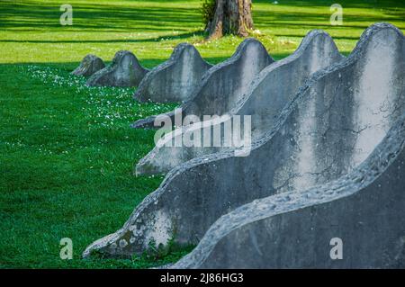 Biel, Suisse - Mai 11, 2022: Sculpture de roches en croissance dans le parc Nicolas Hayek à Biel Banque D'Images