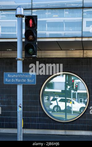 Biel, Suisse - Mai 11, 2022: Feu de circulation piétonnier à Biel - Bienne et reflet d'une voiture sur la fenêtre ronde du bâtiment. Panneau d'affichage avec Banque D'Images