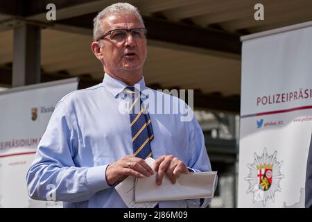 Bad Neuenahr Ahrweiler, Allemagne. 13th mai 2022. Le président du quartier général de la police de Koblenz, Karlheinz Maron, parle de la réouverture du poste de police de Bad Neuenahr-Ahrweiler. Credit: Sascha Ditscher/dpa/Alay Live News Banque D'Images