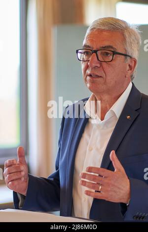 Bad Neuenahr Ahrweiler, Allemagne. 13th mai 2022. Le ministre de l'intérieur de la Rhénanie-Palatinat Roger Lewentz (SPD) parle de la remise des notifications de financement du fonds spécial « aide à la reconstruction 2021 ». Des fonds sont prévus pour la reconstruction des infrastructures municipales qui ont été détruites ou endommagées par la catastrophe des inondations. Credit: Sascha Ditscher/dpa/Alay Live News Banque D'Images