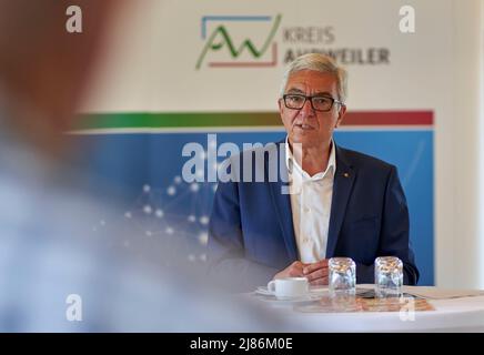 Bad Neuenahr Ahrweiler, Allemagne. 13th mai 2022. Le ministre de l'intérieur de la Rhénanie-Palatinat Roger Lewentz (SPD) prend la parole avant de remettre les notifications de financement du fonds spécial « aide à la reconstruction 2021 ». Des fonds sont prévus pour la reconstruction des infrastructures municipales qui ont été détruites ou endommagées par la catastrophe des inondations. Credit: Sascha Ditscher/dpa/Alay Live News Banque D'Images