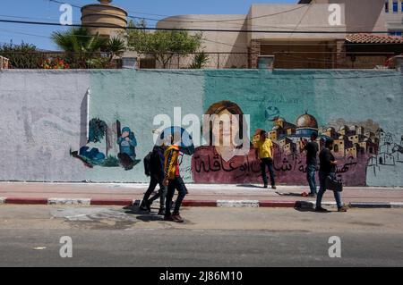 Gaza, bande de Gaza, Palestine. 12th mai 2022. Gaza, Palestine. Mai 12. Des artistes palestiniens peignent une fresque dans la ville de Gaza en hommage à Shireen Abu Aqleh, journaliste tué d'Al-Jazeera. Le journaliste Abu Aqleh a été abattu par des soldats israéliens lors d'un raid israélien dans le camp de réfugiés de Jénine, dans le nord de la Cisjordanie, au début de mercredi (Credit image: © Yousef Mohammad/IMAGESLIVE via ZUMA Press Wire) Banque D'Images