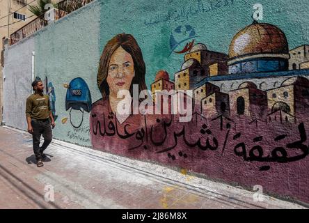 Gaza, bande de Gaza, Palestine. 12th mai 2022. Gaza, Palestine. Mai 12. Des artistes palestiniens peignent une fresque dans la ville de Gaza en hommage à Shireen Abu Aqleh, journaliste tué d'Al-Jazeera. Le journaliste Abu Aqleh a été abattu par des soldats israéliens lors d'un raid israélien dans le camp de réfugiés de Jénine, dans le nord de la Cisjordanie, au début de mercredi (Credit image: © Yousef Mohammad/IMAGESLIVE via ZUMA Press Wire) Banque D'Images